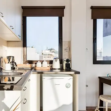 Explore Nightlife Near An Apartment With An Acropolis View Athens Exterior photo